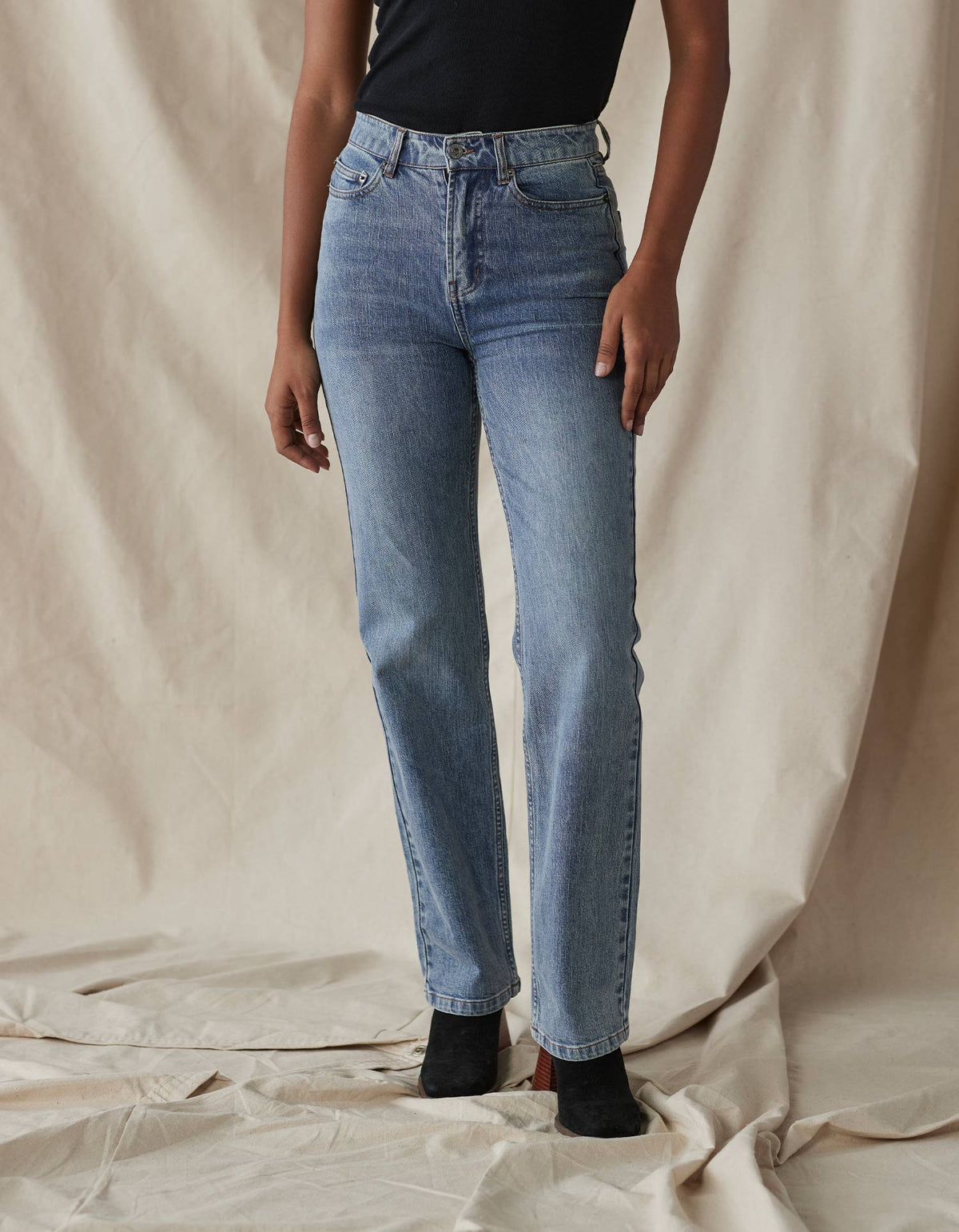 Hi-Rise Straight Jean in Medium Greyson Wash